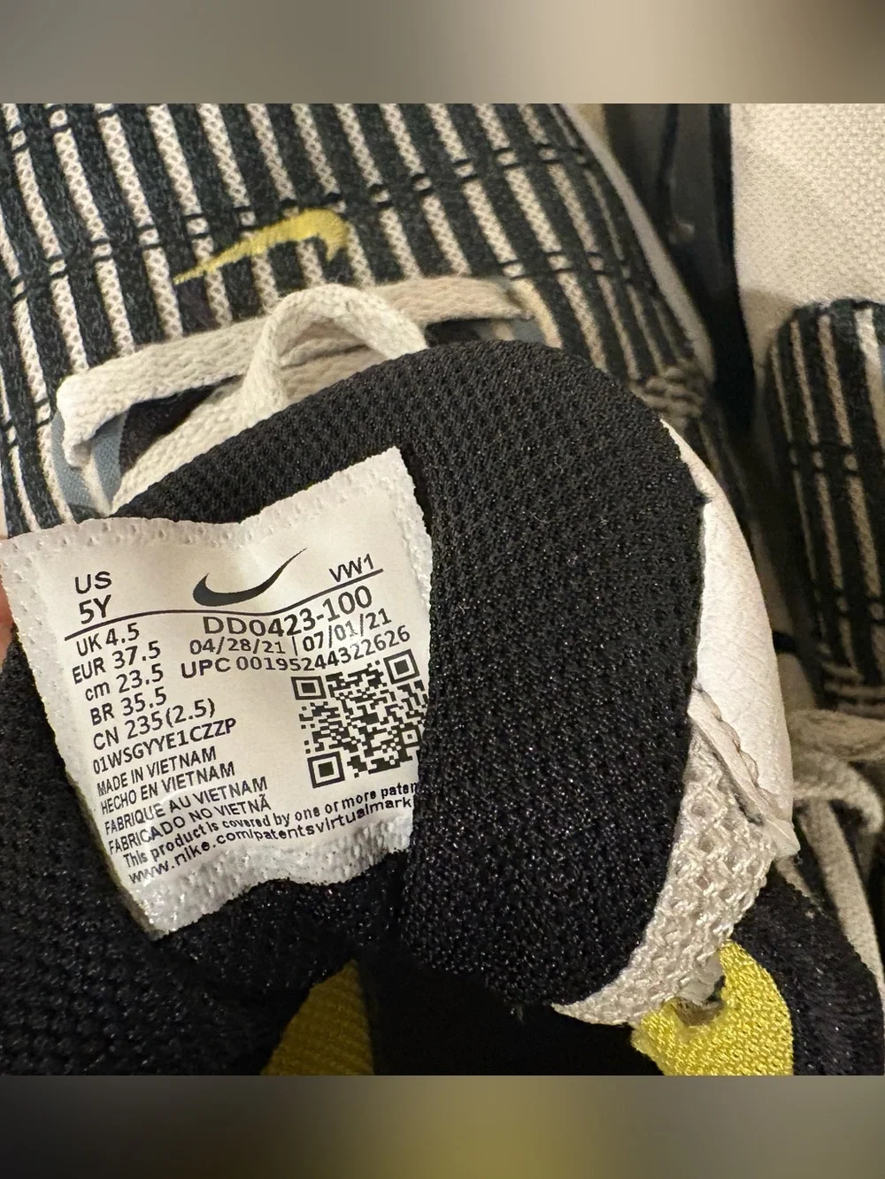 Nike Lebron Witness Size 5Y white black and yellow